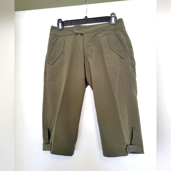 REI Pants - REI Women Olive Green Travel Capri Shorts Pockets Upf 50+ Size 4